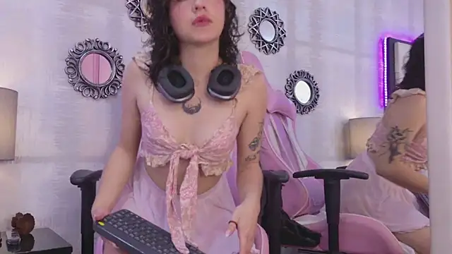 Snapshot of AtheneaCross chatting on September 17, 2025, 7:49 pm AtheneaCross online show from September 17, 2025, 7:49 pm