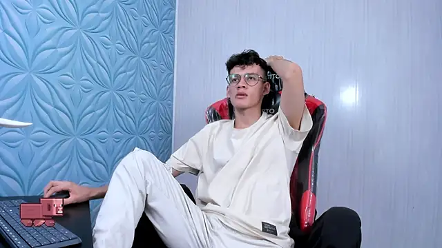 LittleMax23 online show from October 19, 2025, 4:37 am