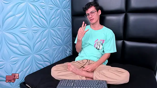 LittleMax23 online show from September 24, 2025, 12:33 pm