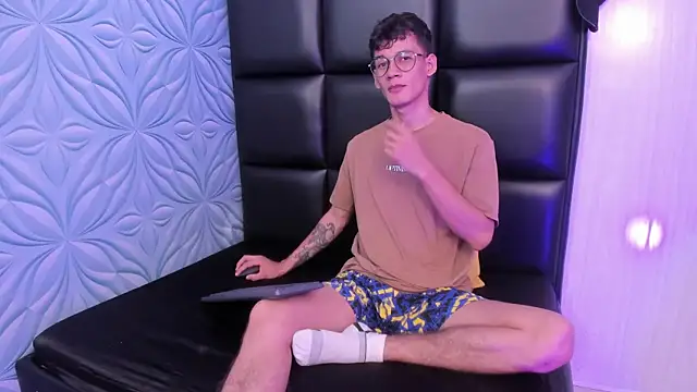 LittleMax23 online show from October 2, 2025, 12:08 pm