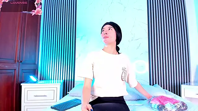 StephanAndSamantha online show from October 22, 2025, 9:57 pm