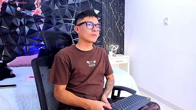 StephanAndSamantha online show from September 26, 2025, 8:59 pm