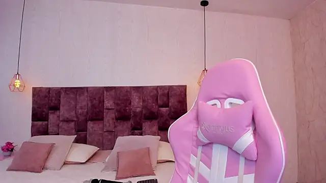 Snapshot of BellaClarck chatting on September 17, 2025, 8:33 pm BellaClarck online show from September 17, 2025, 8:33 pm