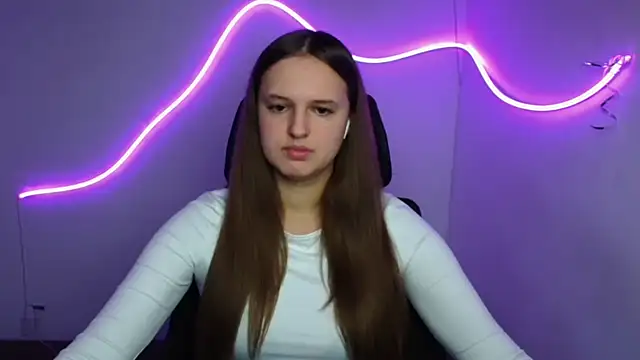 Snapshot of Aurora_White chatting on October 2, 2025, 1:36 pm Aurora White online show from October 2, 2025, 1:36 pm