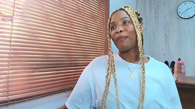 ArianaBeake online show from October 1, 2025, 7:40 pm