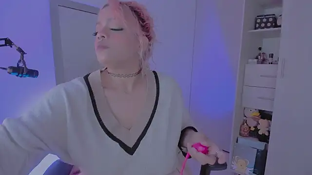 amywilld online show from April 4, 2026, 4:52 am