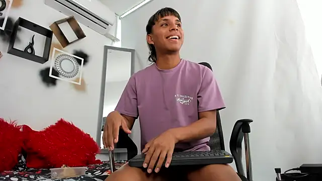 tyler twink boy online show from November 16, 2025, 12:54 pm