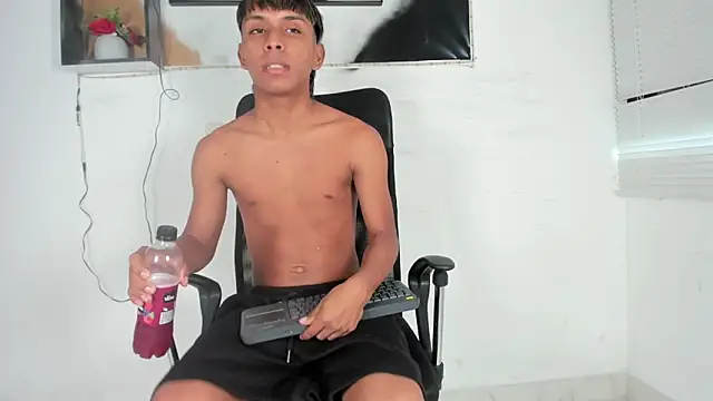 Snapshot of tyler_twink_boy chatting on October 14, 2025, 1:01 pm tyler twink boy online show from October 14, 2025, 1:01 pm