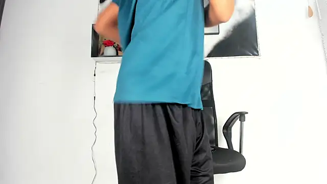 Snapshot of tyler_twink_boy chatting on October 1, 2025, 1:48 pm tyler twink boy online show from October 1, 2025, 1:48 pm