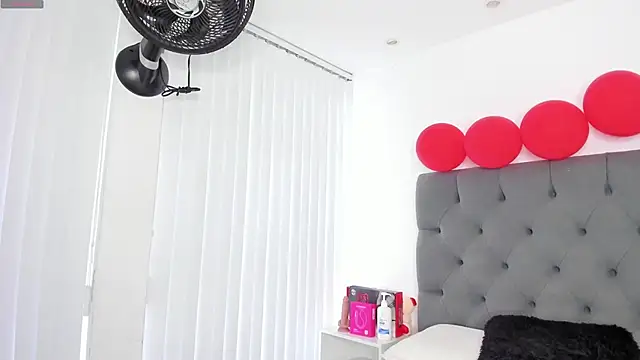 Snapshot of VictoriaParkeer chatting on February 17, 2026, 12:13 pm VictoriaParkeer online show from February 17, 2026, 12:13 pm