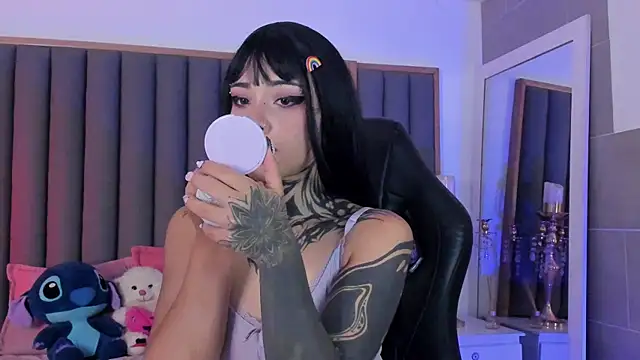 misstomie  online show from November 10, 2025, 2:11 pm