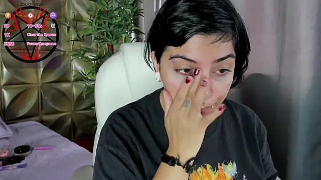 emily-santoss online show from October 18, 2025, 1:24 pm