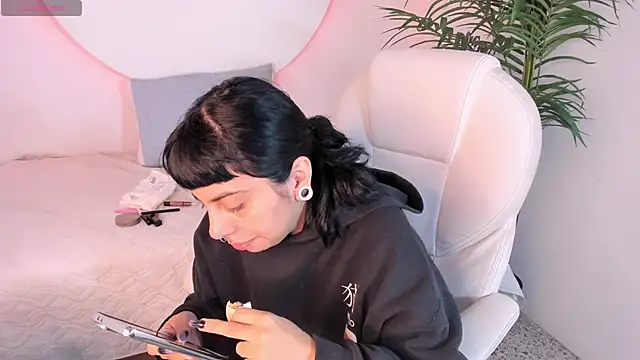 emily-santoss online show from September 20, 2025, 12:43 pm