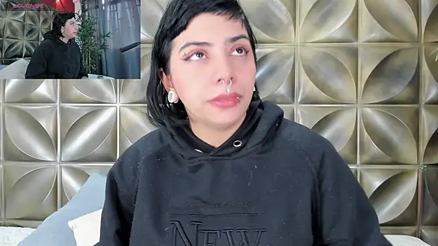 emily-santoss online show from October 31, 2025, 1:52 pm