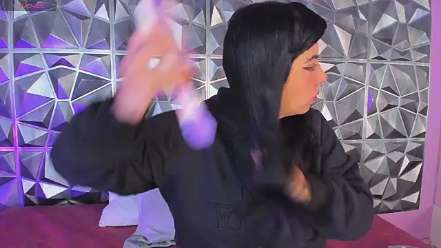 emily-santoss online show from October 21, 2025, 1:54 pm