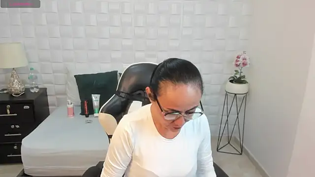 yulitza1025 online show from January 17, 2026, 11:47 am