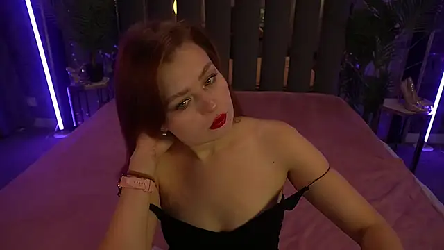 Snapshot of RedDoll_ chatting on October 14, 2025, 3:45 pm RedDoll online show from October 14, 2025, 3:45 pm