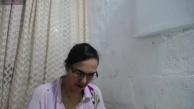 Snapshot of gabbyparker_ chatting on September 17, 2025, 9:33 am gabbyparker  online show from September 17, 2025, 9:33 am