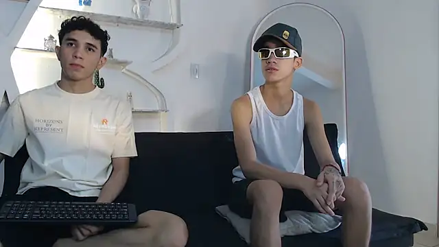 Snapshot of THREE_GUYS_HOT chatting on October 26, 2025, 7:25 pm THREE GUYS HOT online show from October 26, 2025, 7:25 pm