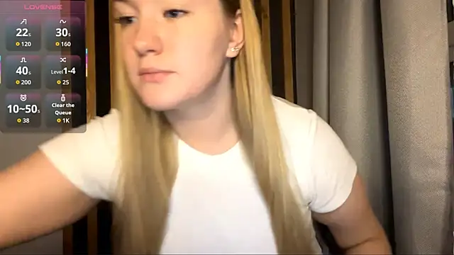 PandaFluff online show from October 28, 2025, 4:39 pm