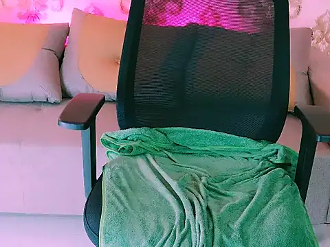 Snapshot of My_Rose chatting on October 5, 2025, 5:09 am My Rose online show from October 5, 2025, 5:09 am