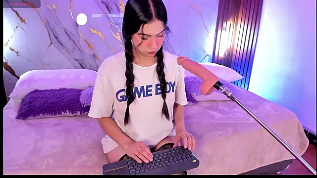 Emmiicute online show from March 20, 2026, 8:32 pm