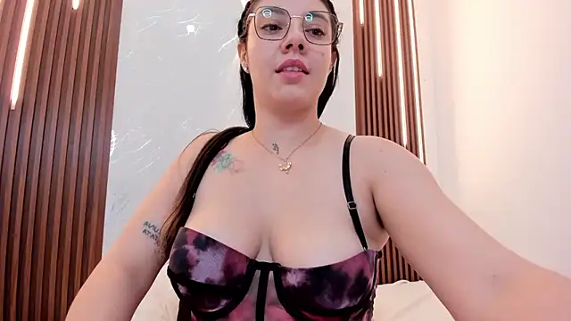 Snapshot of CarolinaMejia chatting on October 12, 2025, 2:46 am CarolinaMejia online show from October 12, 2025, 2:46 am