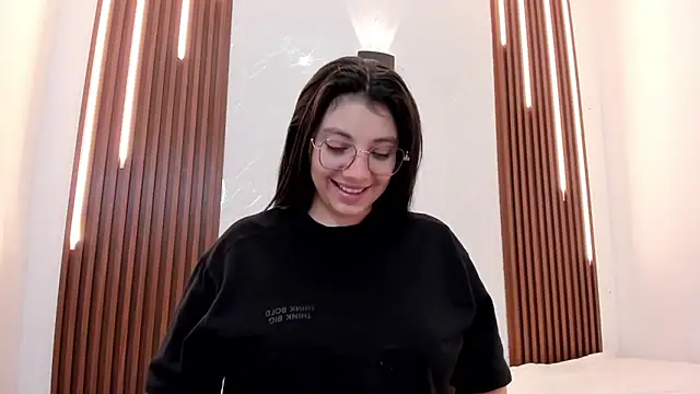 Snapshot of CarolinaMejia chatting on October 17, 2025, 11:39 pm CarolinaMejia online show from October 17, 2025, 11:39 pm