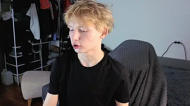 Snapshot of Your_avatar chatting on October 22, 2025, 11:14 pm Your avatar online show from October 22, 2025, 11:14 pm