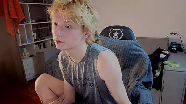 Snapshot of Your_avatar chatting on October 10, 2025, 1:01 pm Your avatar online show from October 10, 2025, 1:01 pm