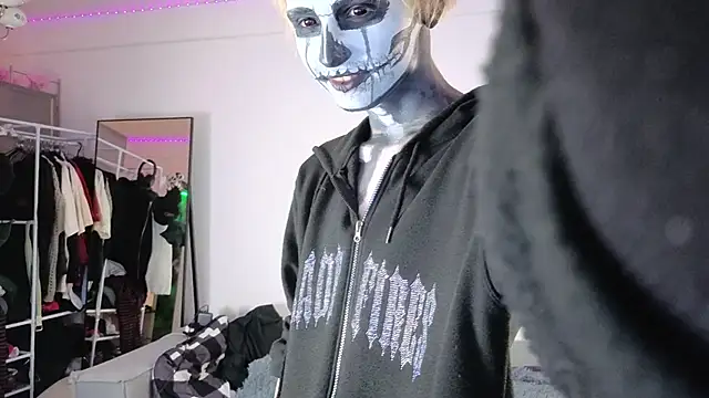 Snapshot of Your_avatar chatting on October 31, 2025, 10:49 pm Your avatar online show from October 31, 2025, 10:49 pm