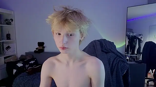 Snapshot of Your_avatar chatting on October 5, 2025, 11:17 pm Your avatar online show from October 5, 2025, 11:17 pm