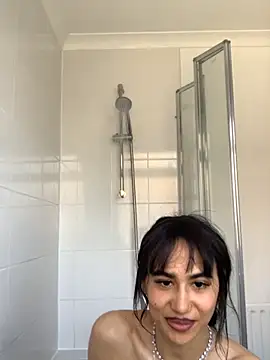 itsyourgirltee online show from April 12, 2026, 4:21 pm