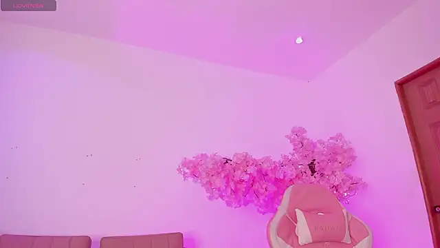 Doll Isa  online show from January 15, 2026, 6:44 pm