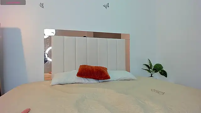 Doll Isa  online show from January 14, 2026, 6:33 pm