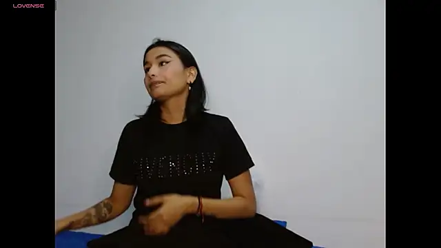 Gia Lee online show from November 19, 2025, 2:22 am