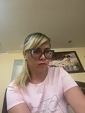 Crystal00Girl online show from September 14, 2025, 9:59 pm