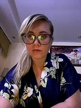 Crystal00Girl online show from October 14, 2025, 7:36 pm