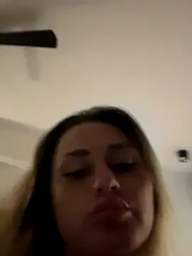 Snapshot of KayaAzur chatting on October 1, 2025, 7:51 pm KayaAzur online show from October 1, 2025, 7:51 pm