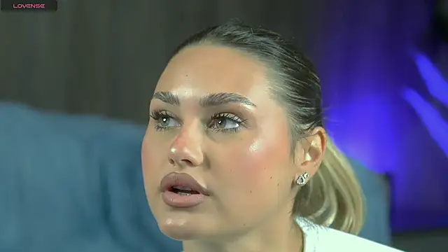 Snapshot of KayaAzur chatting on October 10, 2025, 4:57 am KayaAzur online show from October 10, 2025, 4:57 am