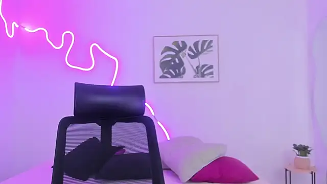 Snapshot of Cherrydollxx chatting on October 28, 2025, 11:42 am Cherrydollxx online show from October 28, 2025, 11:42 am