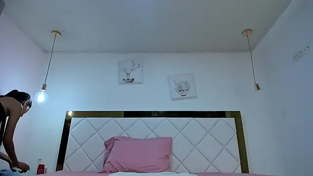 Snapshot of millycute18_ chatting on September 24, 2025, 12:33 pm millycute18  online show from September 24, 2025, 12:33 pm