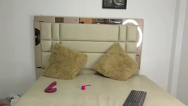 Snapshot of millycute18_ chatting on October 31, 2025, 1:52 pm millycute18  online show from October 31, 2025, 1:52 pm