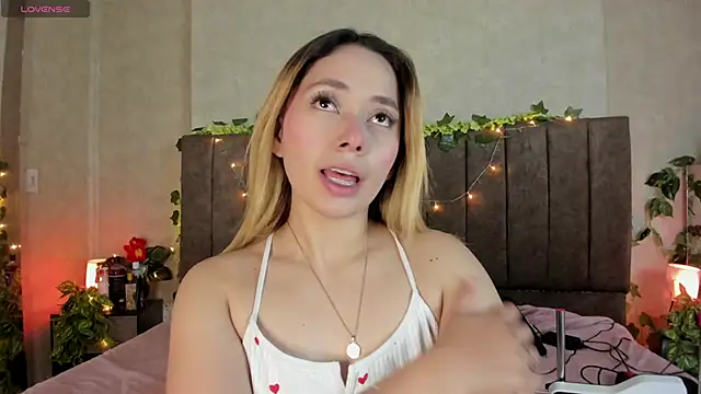 LanaMills  online show from April 11, 2026, 5:59 am