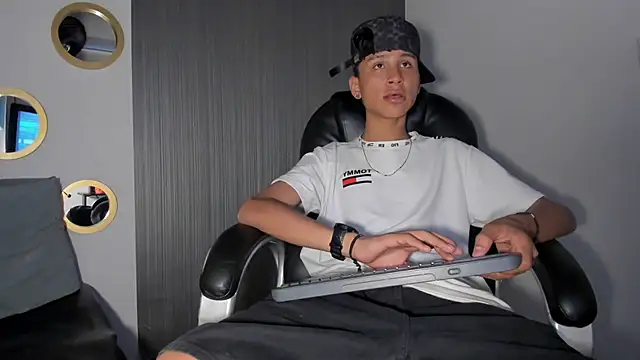 Snapshot of Daddy_Darcks chatting on September 23, 2025, 9:33 pm Daddy Darcks online show from September 23, 2025, 9:33 pm