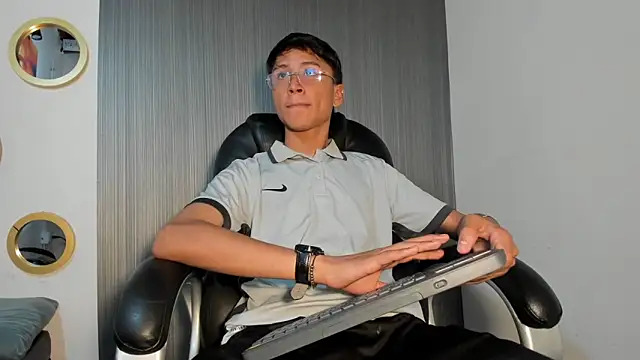 Snapshot of Daddy_Darcks chatting on October 15, 2025, 7:55 pm Daddy Darcks online show from October 15, 2025, 7:55 pm