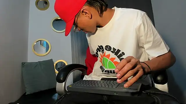 Snapshot of Daddy_Darcks chatting on October 17, 2025, 8:10 pm Daddy Darcks online show from October 17, 2025, 8:10 pm