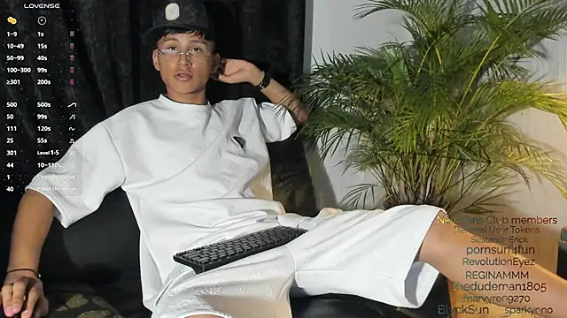 Snapshot of Daddy_Darcks chatting on October 4, 2025, 4:36 am Daddy Darcks online show from October 4, 2025, 4:36 am