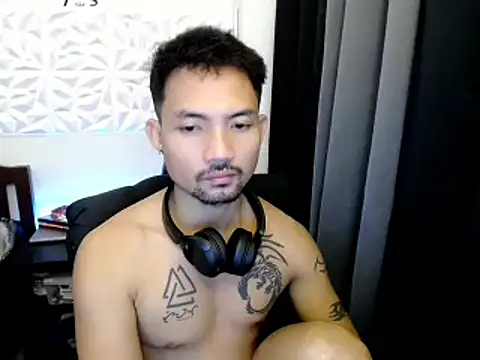 Snapshot of Thefriskyasian chatting on October 11, 2025, 7:42 am Thefriskyasian online show from October 11, 2025, 7:42 am