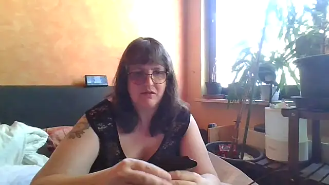 ladyfrombonn online show from April 8, 2026, 1:34 pm